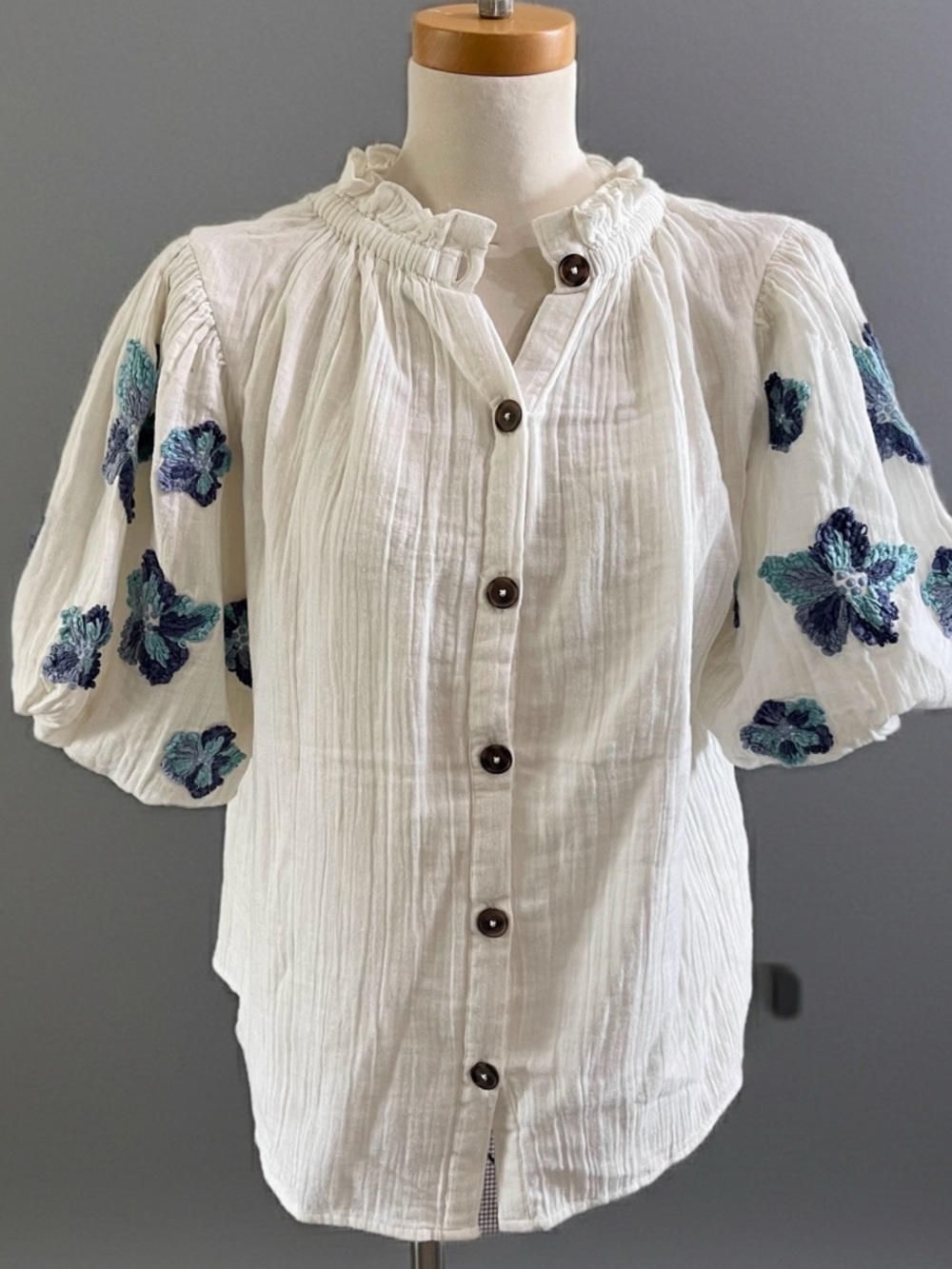 THML White Button-Front Puff Sleeve Blouse with Blue Floral Embroidery
